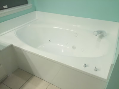 Picture of a garden tub that has been refinished. 