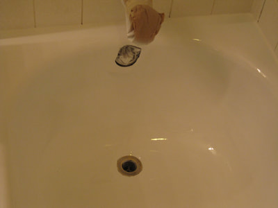 Picture of a bathtub that got refinished. It looks all new, nice and shiny! 
