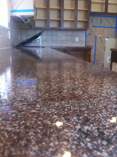 This picture shows a close up of the Bronze Gravel pattern. You can see a shiny kitchen countertop surface with the newly refinished surface.