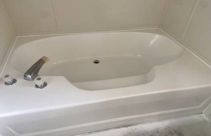 After picture of bath tub refinishing. you can see the bath tub is looking like a new one.