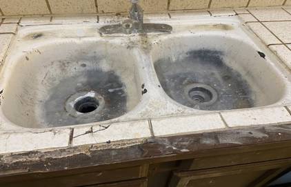 Before picture of refinish bathroom sink. you can see the bathroom sink is dirty and damaged.