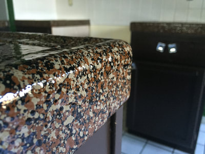 In this image you can see a close up of the Bronze Gravel countertop after refinishing. You can see the Bronze Gravel pattern on edge of a kitchen countertop. 